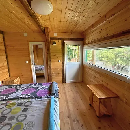 Kъщичка в полите на планина витоша с коне и животни Sofia