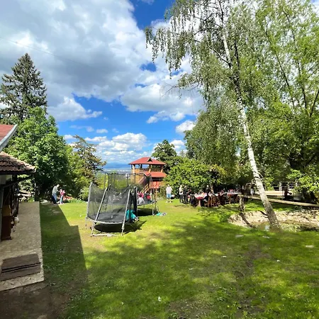 Kъщичка в полите на планина витоша с коне и животни